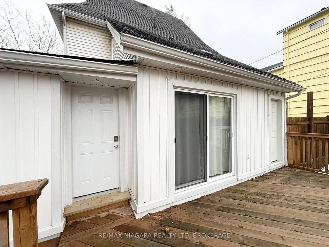 FULLY FURNISHED ALL INCLUSIVE BACHELOR SUITE !