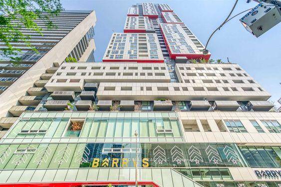 This bright bachelor unit offers breathtaking unobstructed eastern city views that flood the space with natural light.