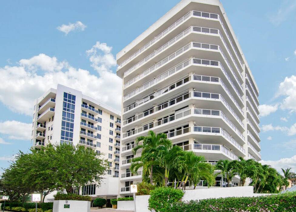 2bd 2ba loft style condo, floor to ceiling windows with an abundance of natural ligjt.