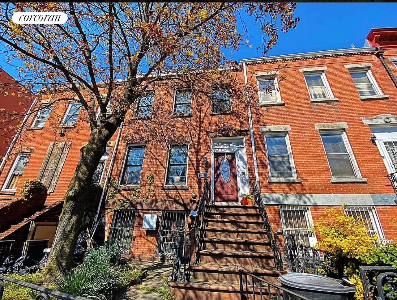 A rare find, whole triplex townhouse for rent with finished basemen, an attic and a huge backyard.