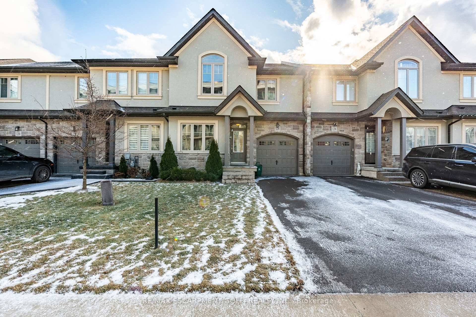 Discover lakeside living in this stunning freehold townhome in Stoney Creek !