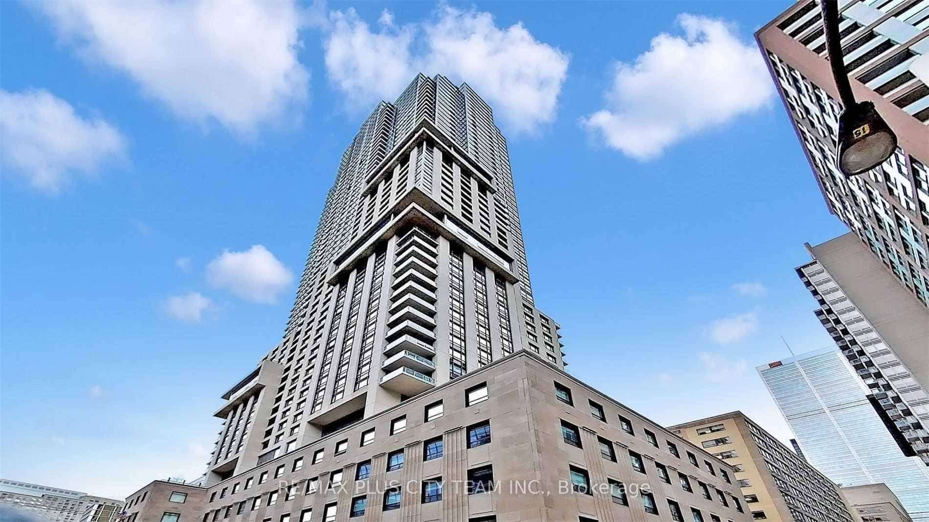 Sophisticated corner suite in the heart of Toronto's Financial District !