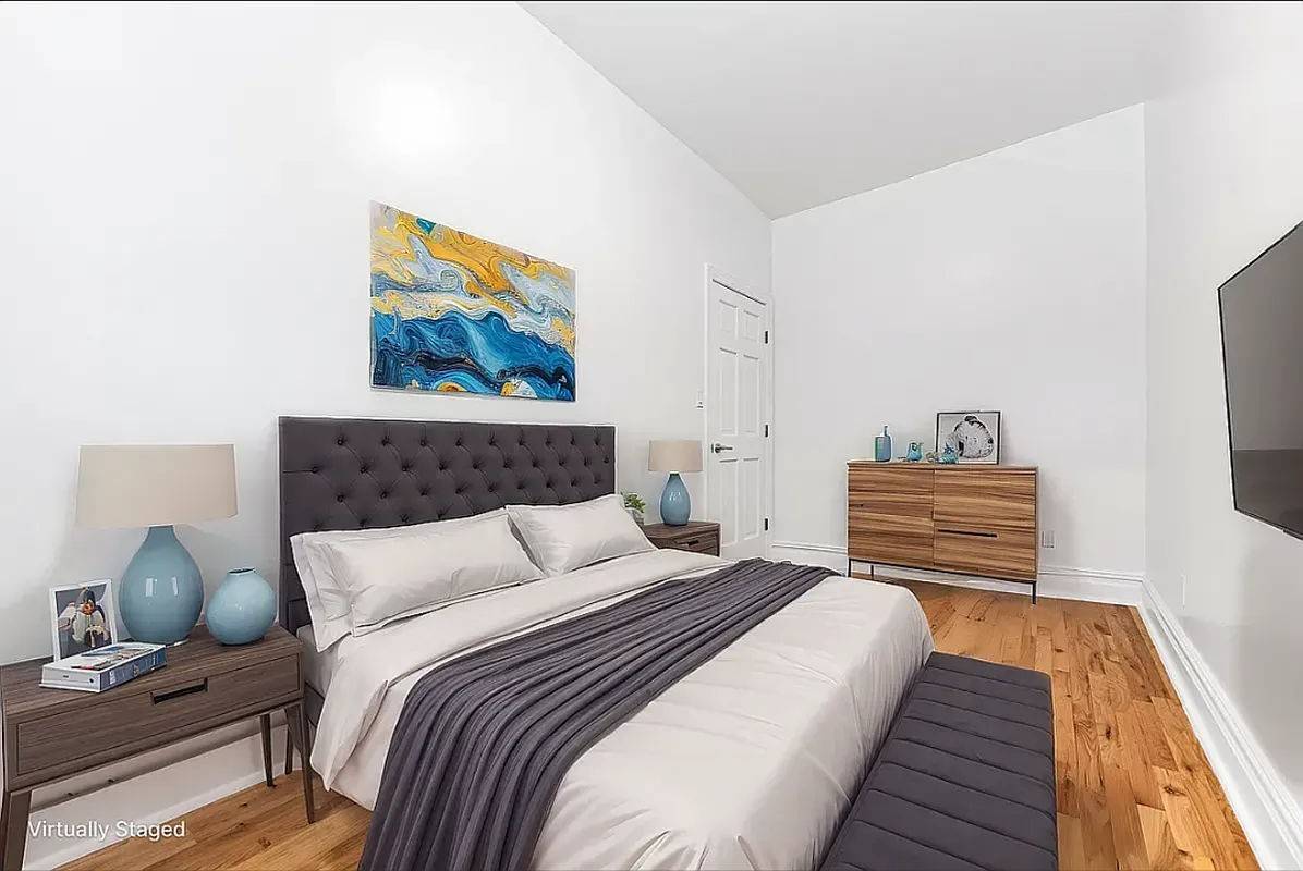 Gut Renovated 1 Bedroom in the Heart of Midtown East with Modern AmenitiesWelcome to this beautifully gut renovated one bedroom apartment at 400 East 53rd Street, offering an ideal blend ...