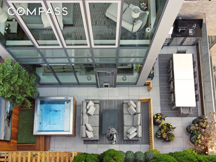 THE MOST COMPELLING PROPERTY TO HIT THE MANHATTAN MARKET THIS YEAR The Penthouse at 21 West 20th Street is a jaw dropping, glass box in the sky, surrounded by 2 ...