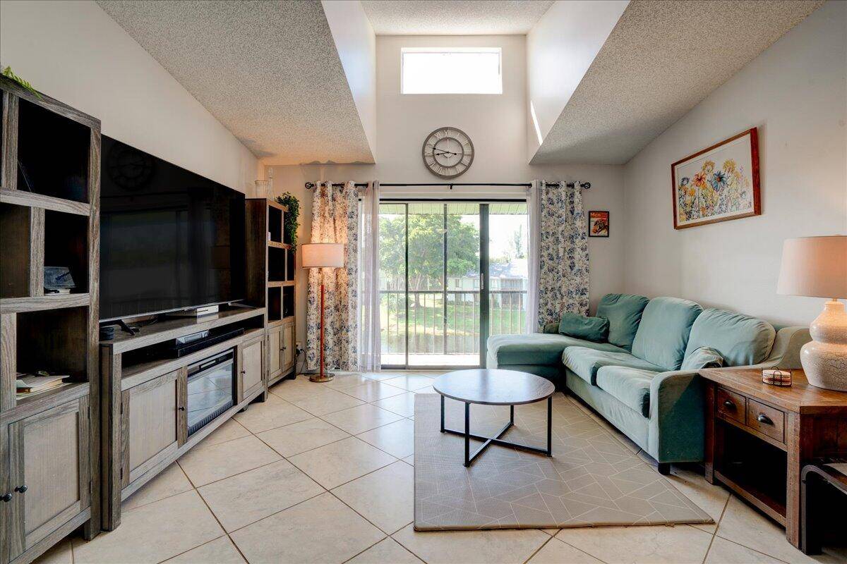 Lovely 2 bed 2 bath condo, located on the 3rd floor with vaulted ceiling, lots of natural bright lighting, tile throughout, and stunning views of the serene lake with fountain ...