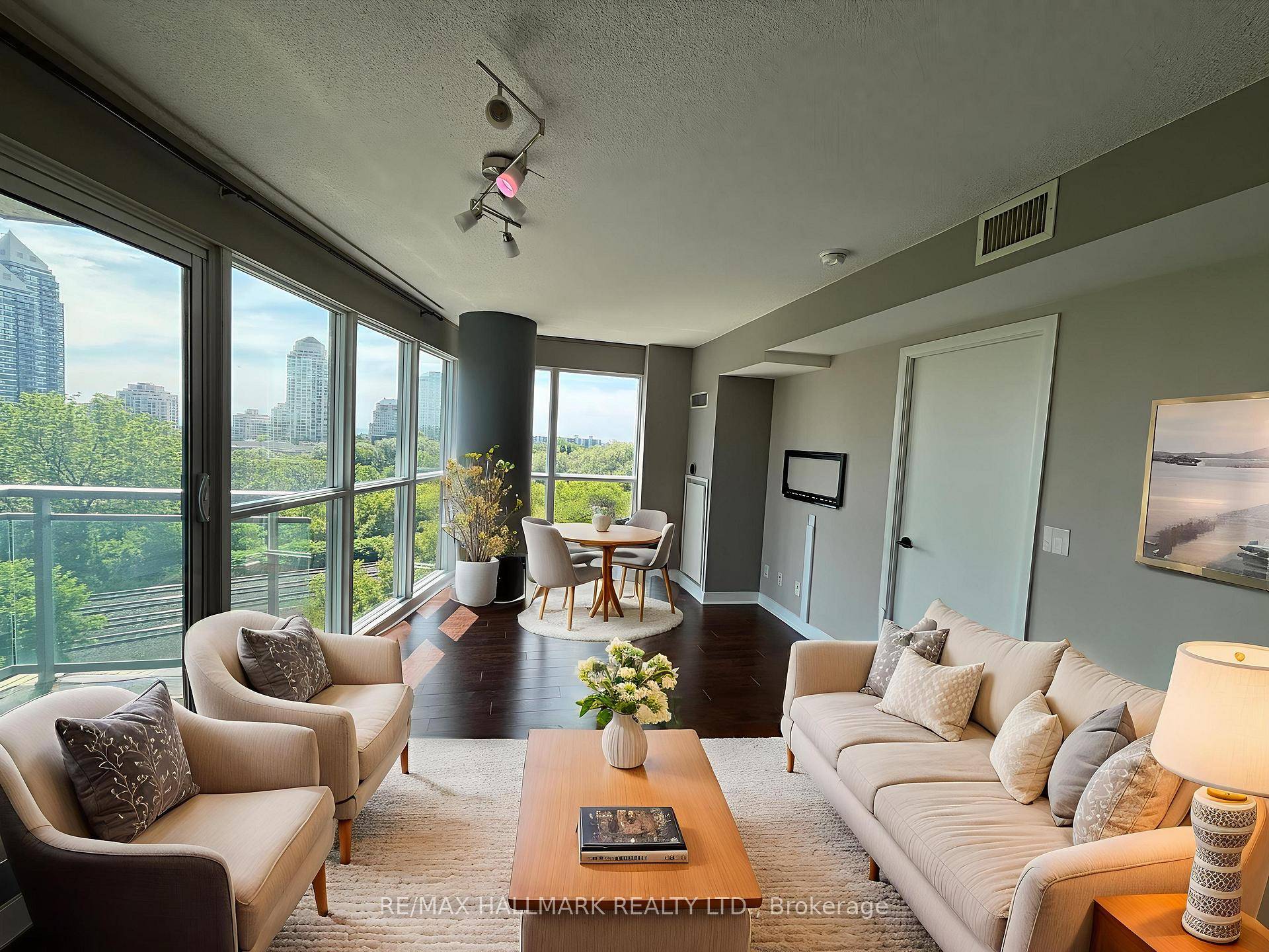 Bright and spacious corner unit rarely offered for lease !
