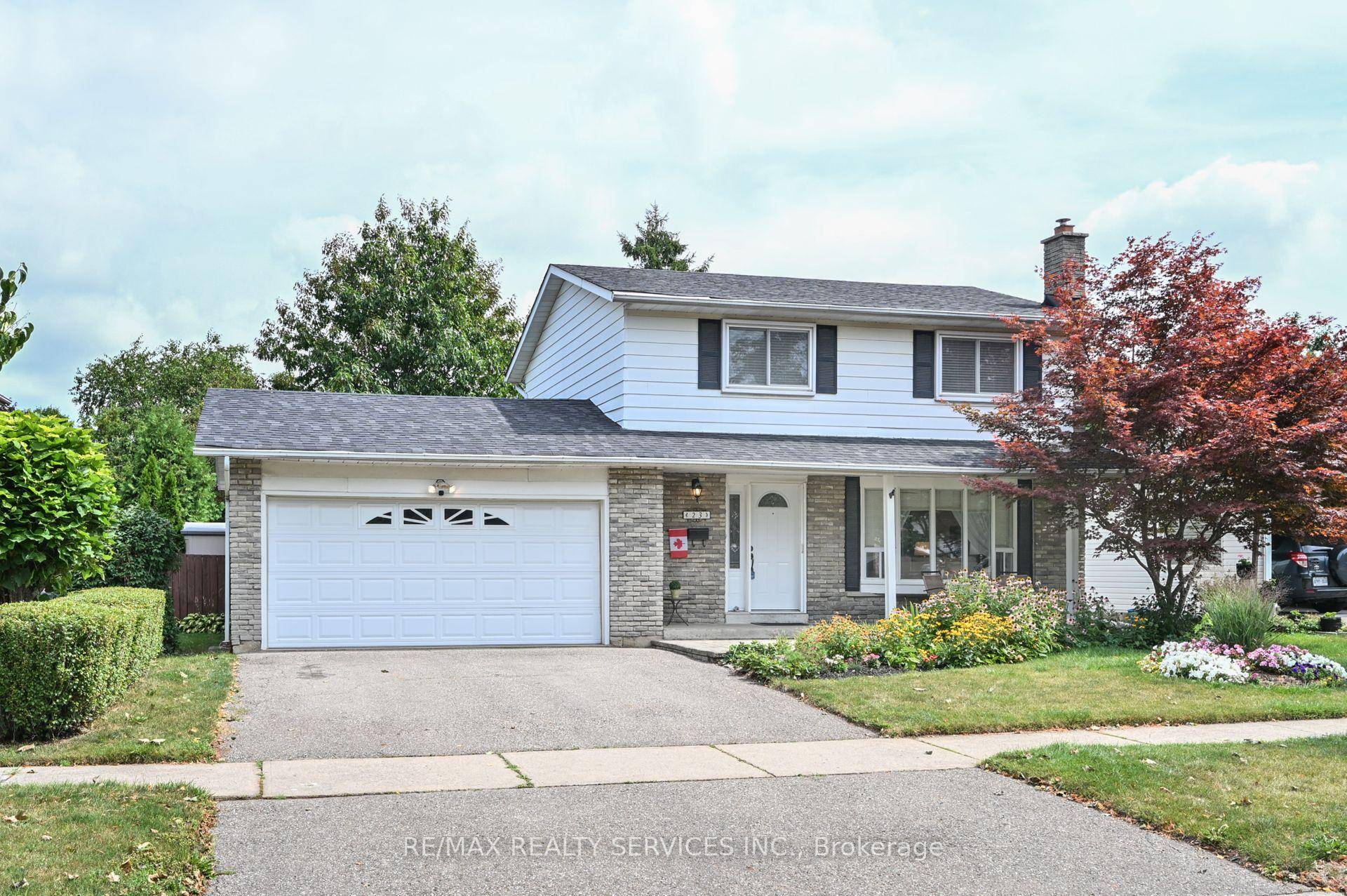 OPEN HOUSE SUNDAY SEPTEMBER 14th 1 3 PM Come and explore this lovely home on a PREMIUM LOT 56' x100' Sought after location !