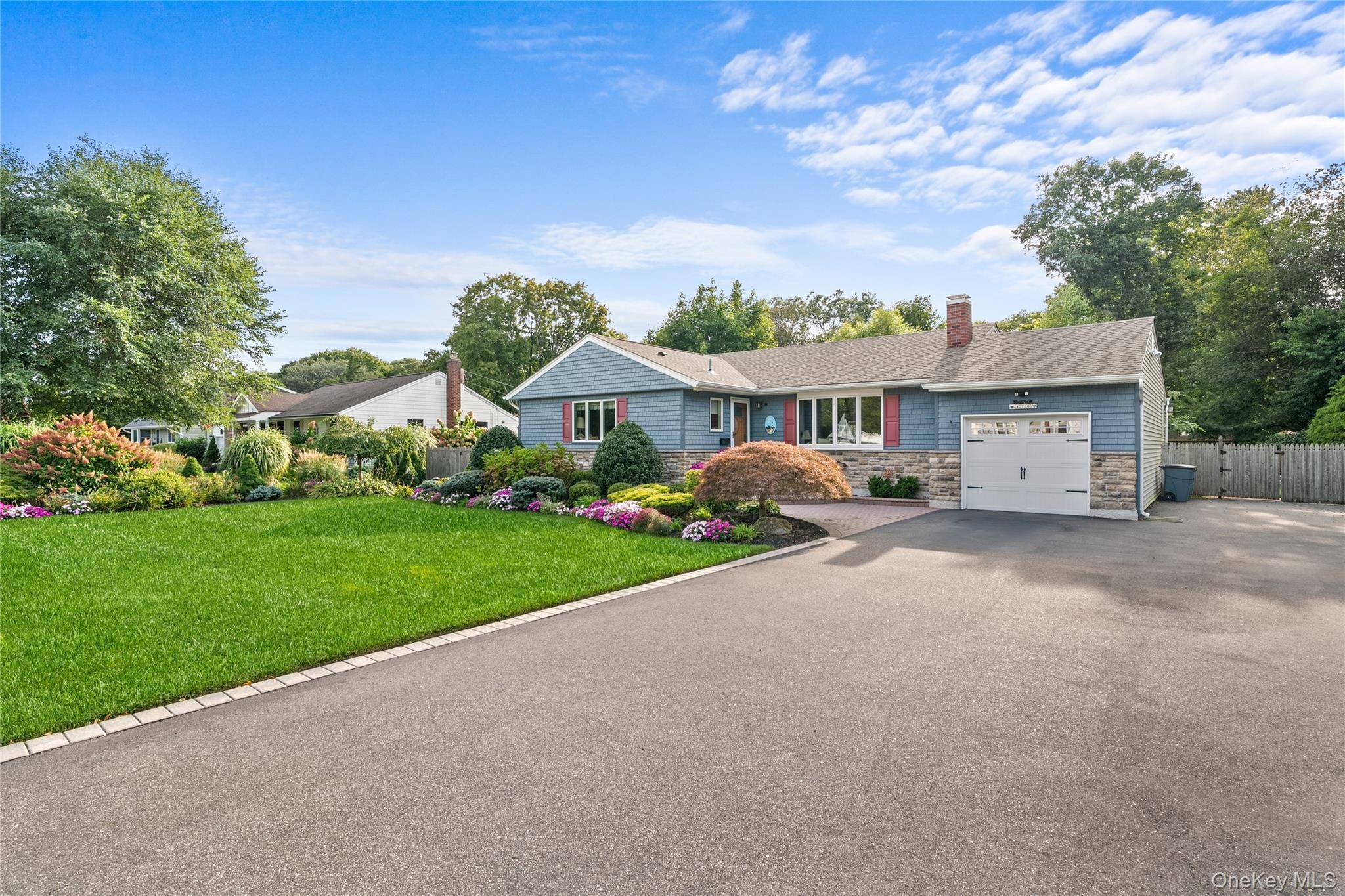 WELCOME TO 476 SAYVILLE BLVD !