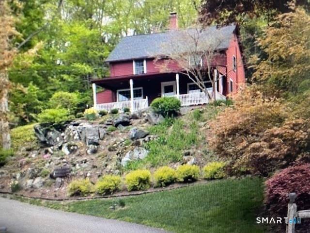 Charming waterfront cottage, situated on Lake Lillinonah in beautiful Litchfield County in quintessential Bridgewater CT, Completely renovated with country kitchen, inviting living room, sun filled dining area and newly added ...