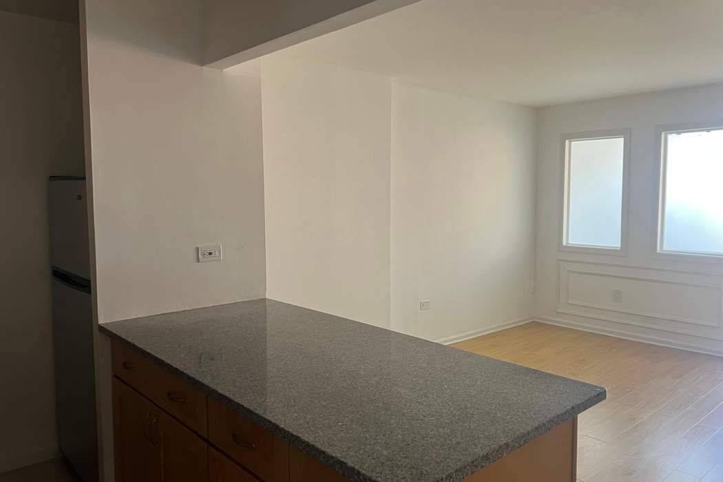 AVAILABLE IMMEDIATELY SHOWN BY APPOINTMENT ONLY Prime downtown living in one of Manhattan s most vibrant neighborhoods !