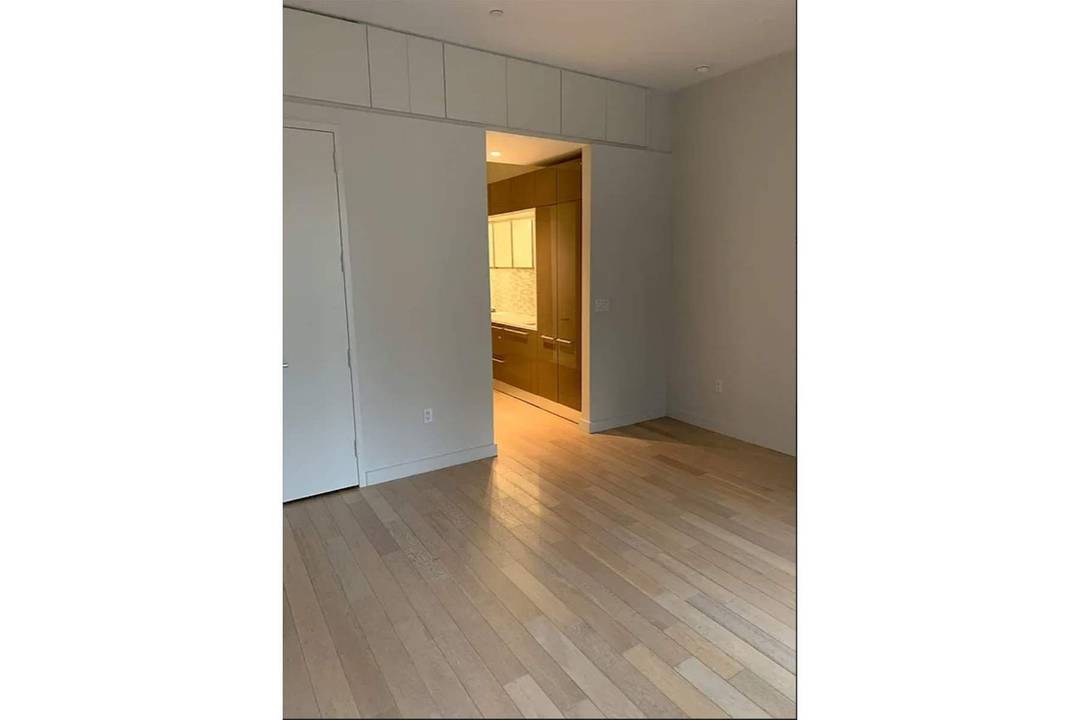 Lowest Priced Studio in Building Motivated Seller Step into this bright and airy studio, where natural light pours in through oversized windows, framing stunning views of the Financial District and ...