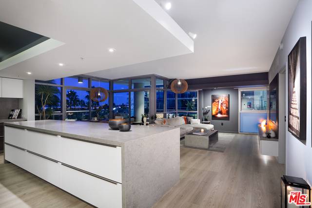 13700   Marina Pointe Dr LA