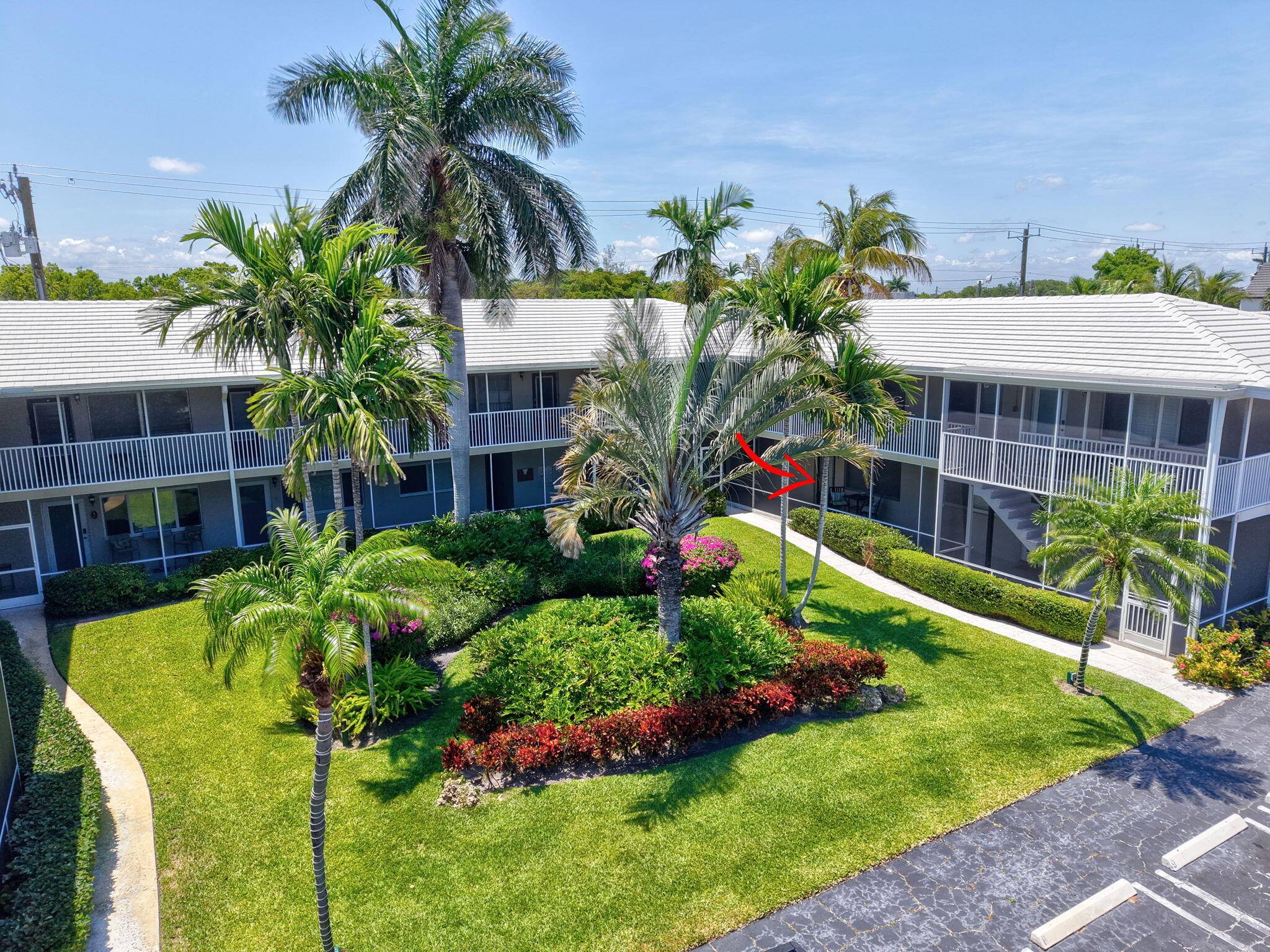 Live the Delray dream in this hidden gem !