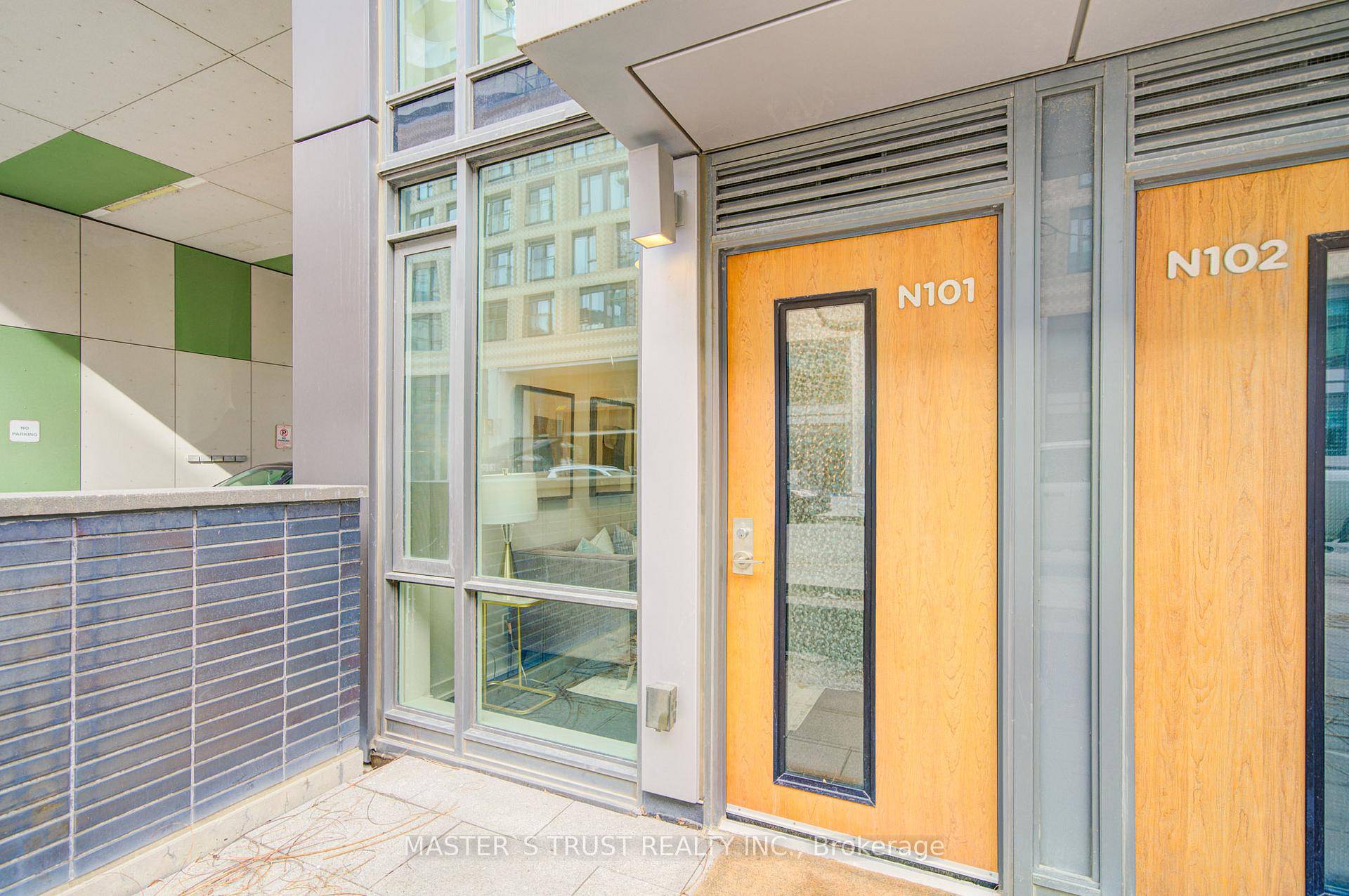Welcome to this contemporary 2 storey condo apartment in the heart of Canary District.