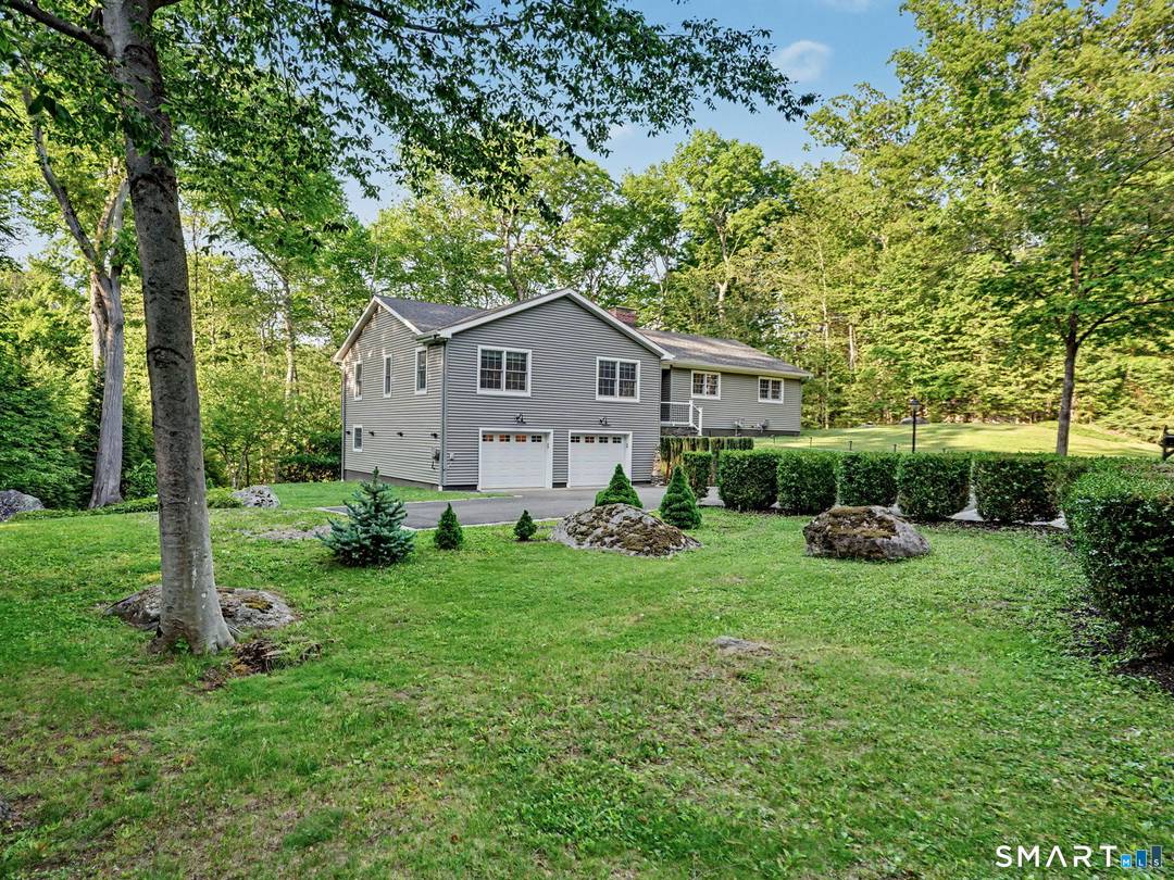 Set on a quiet North Stamford cul de sac, this beautiful, like new ranch offers effortless one level living.