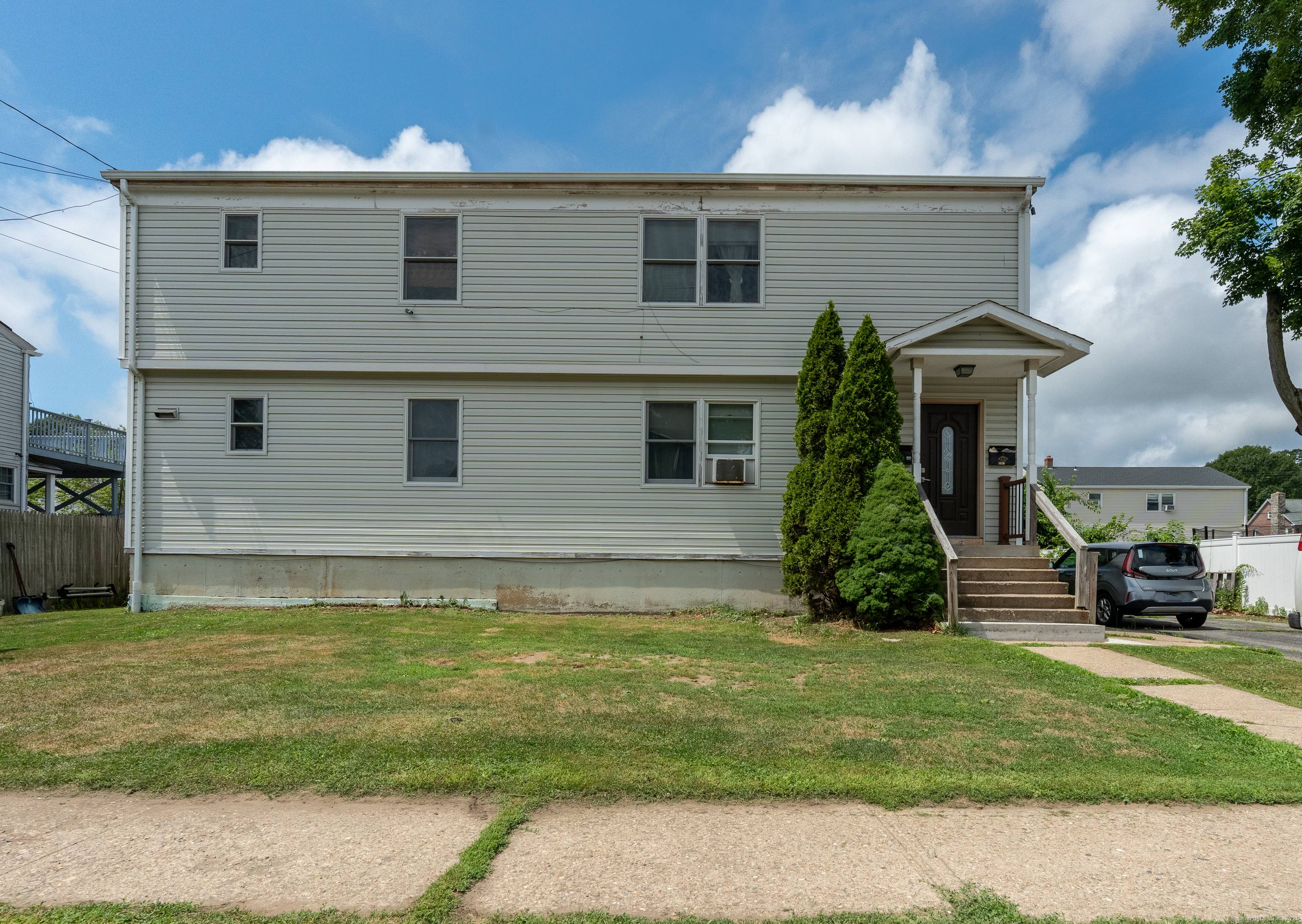 Beautifully Maintained 2 Family Home in Bridgeport's Desirable North End !