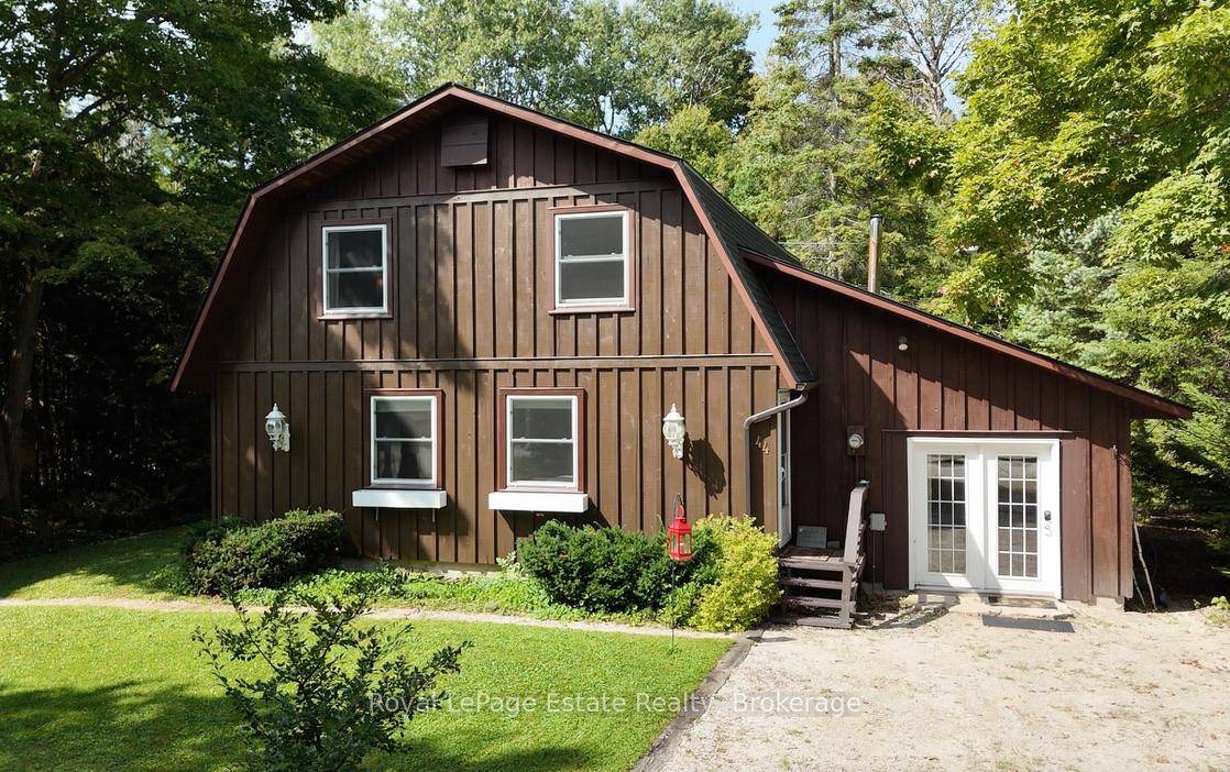 SPACIOUS AND COZY VIBES. Settle into the community of Oliphant, a popular destination for outdoor enthusiasts on the Bruce Peninsula.