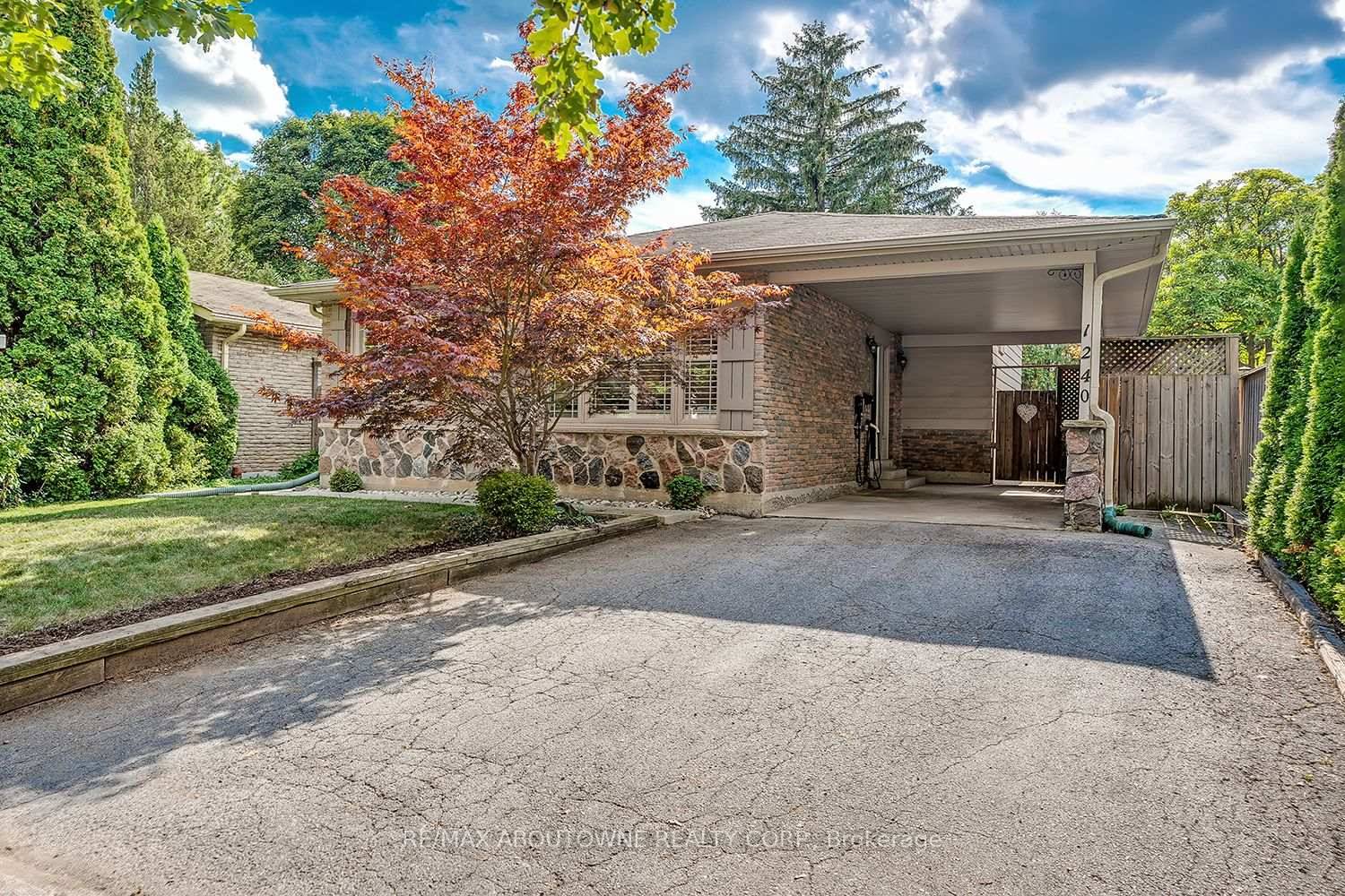 Located in Oakville's highly sought after College Park neighbourhood, this immaculate 4 level backsplit offers an expansive open concept main level with wide plank hardwood, crown moulding, smart lighting, California ...