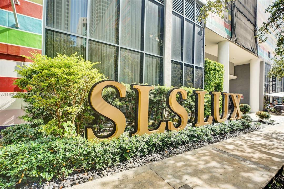 Experience elevated urban living in this stylish 24th floor corner residence at SLS LUX, located in the heart of Brickell.