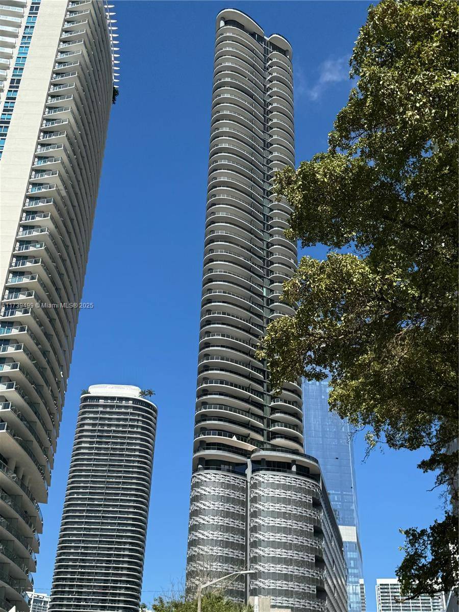 Beautiful unit with amazing skyline views, features 3 bedroom, 3 1 2 baths.