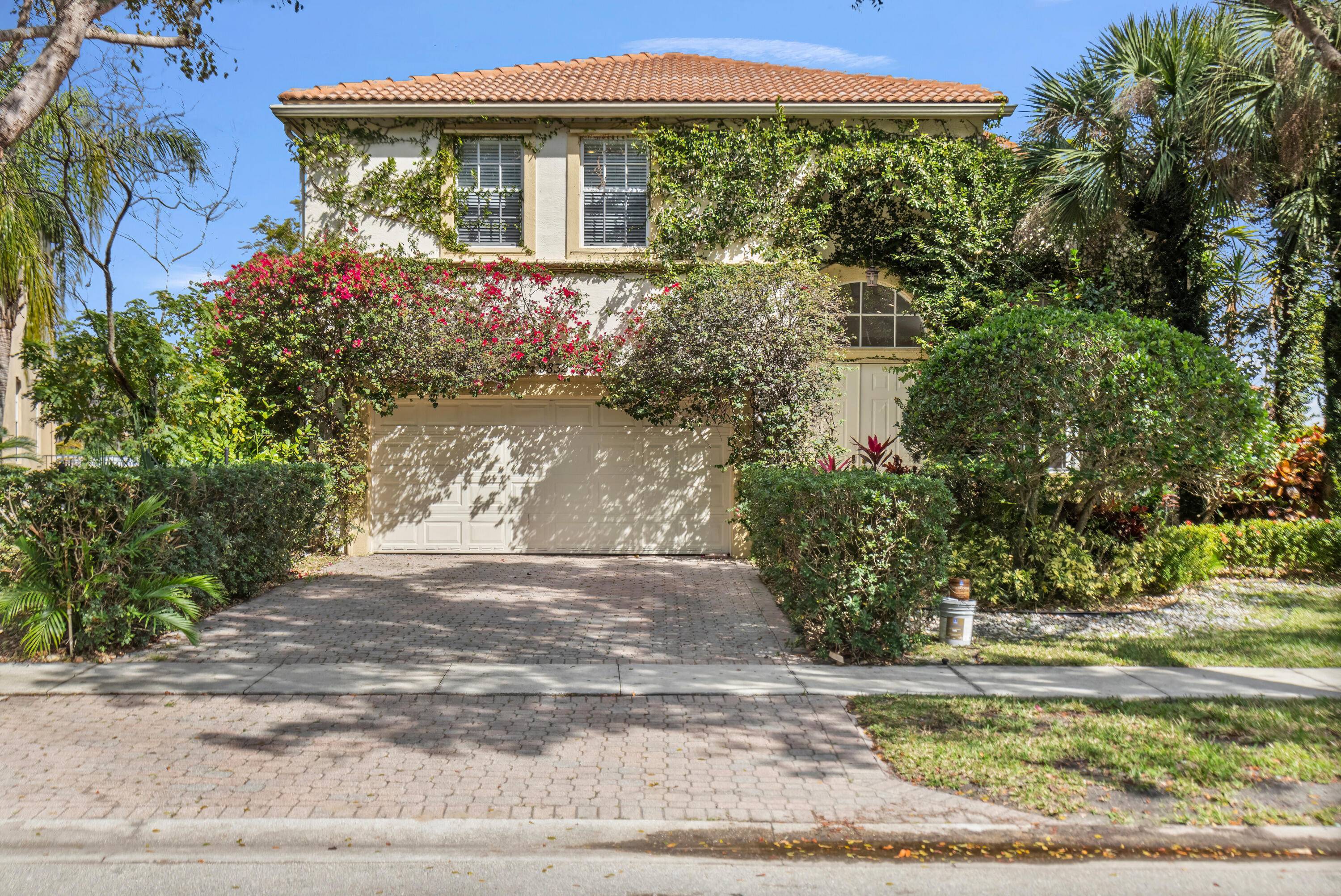 Welcome home to this stunning 4400 total sq.
