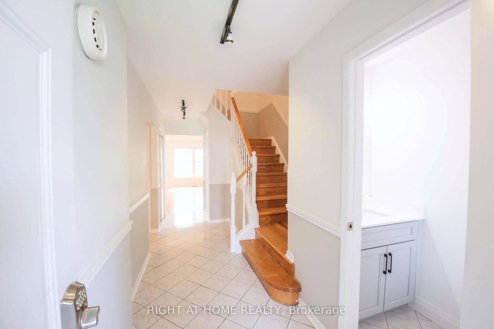 Welcome to this updated and well maintained 3 bedroom townhouse in the sought after German Mills community of Thornhill.