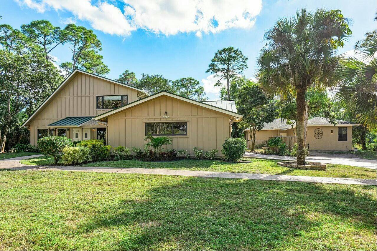2 AMAZING homes on a ACRE plus room for your horse trailer, business workshop, RV, or whatever your toys are.