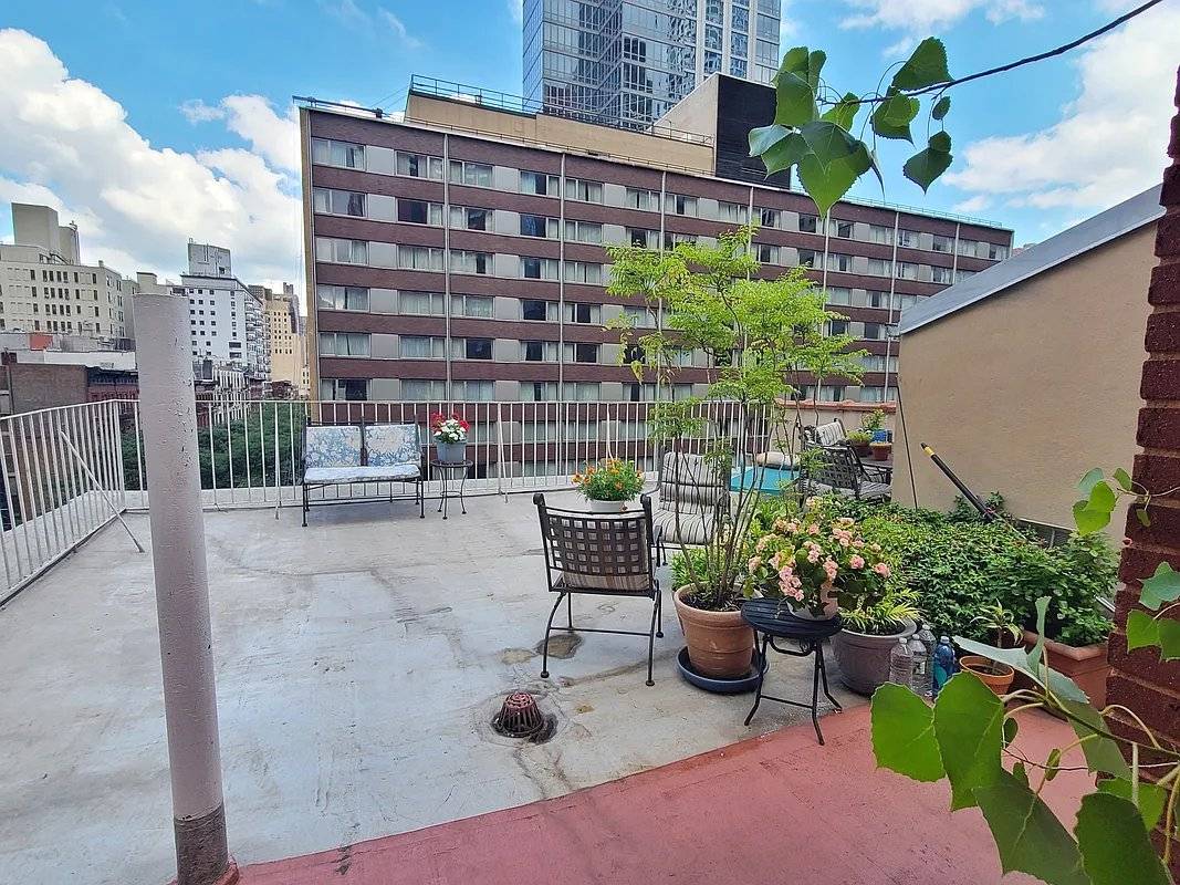 ! Rarely available corner duplex 2brm 2bth with a private roof terrace !