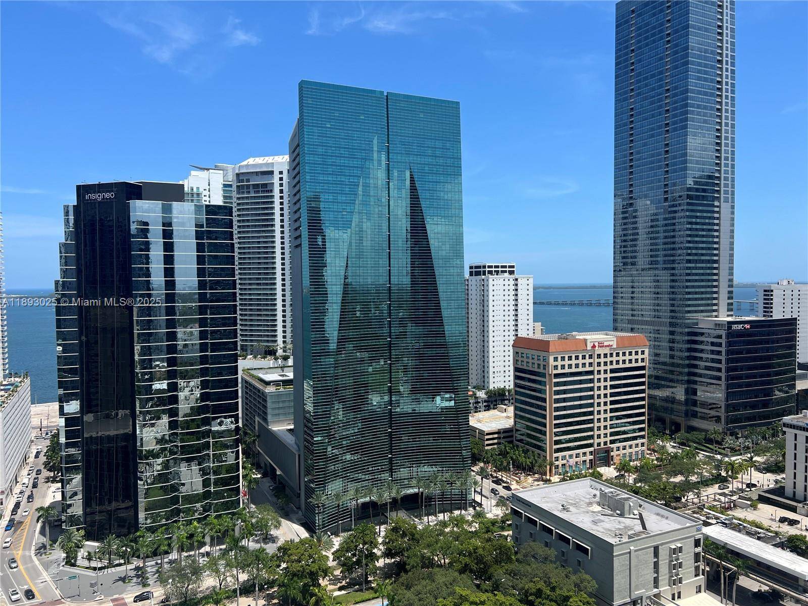 Exceptional views ! ! 2 Bedrooms 2 Bathrooms Granite countertops, view to Brickell Skyline and sea view.