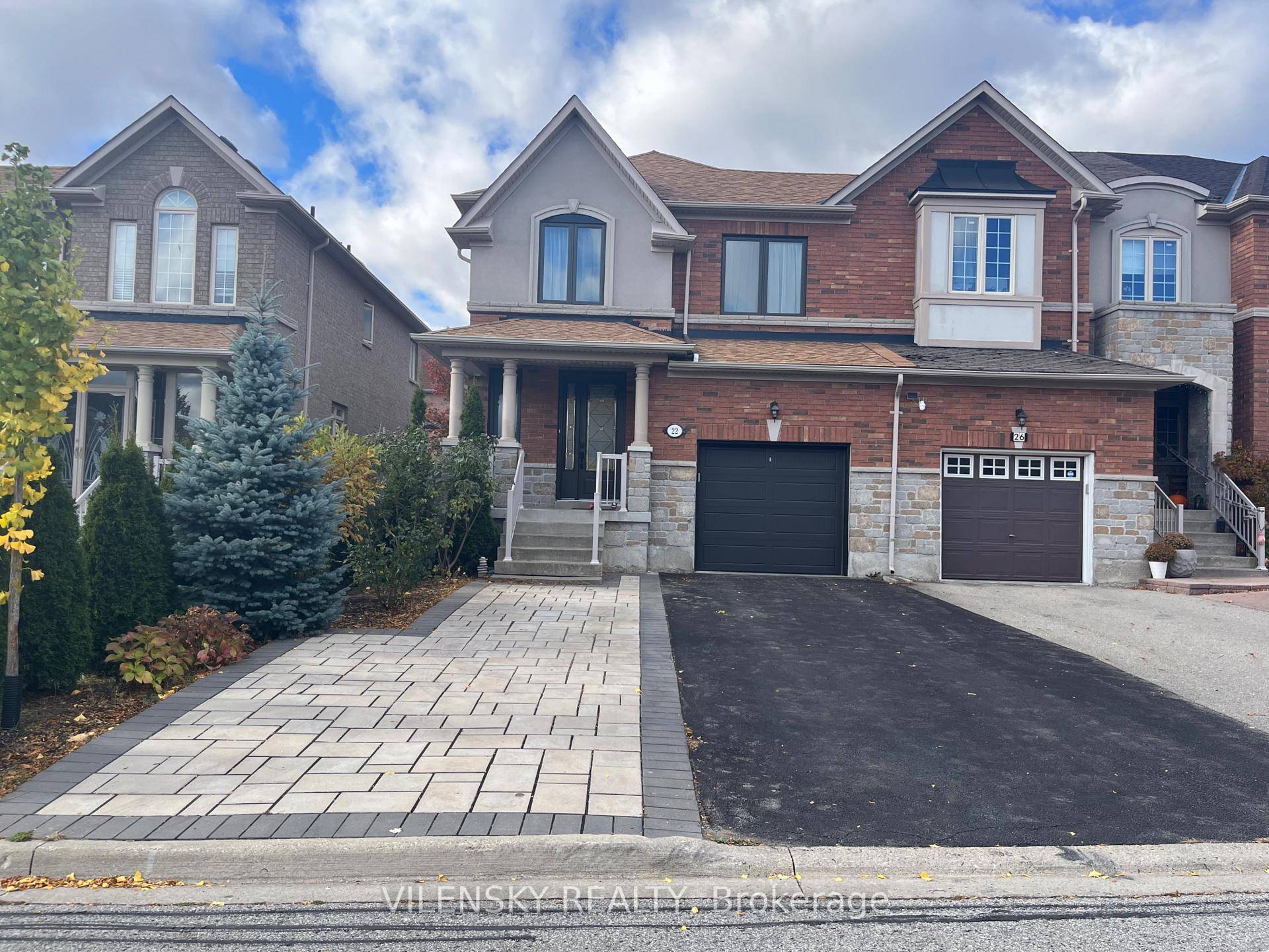 REEHOLD End Unit Home Nestled In Highly Sought After Thornhill Woods.