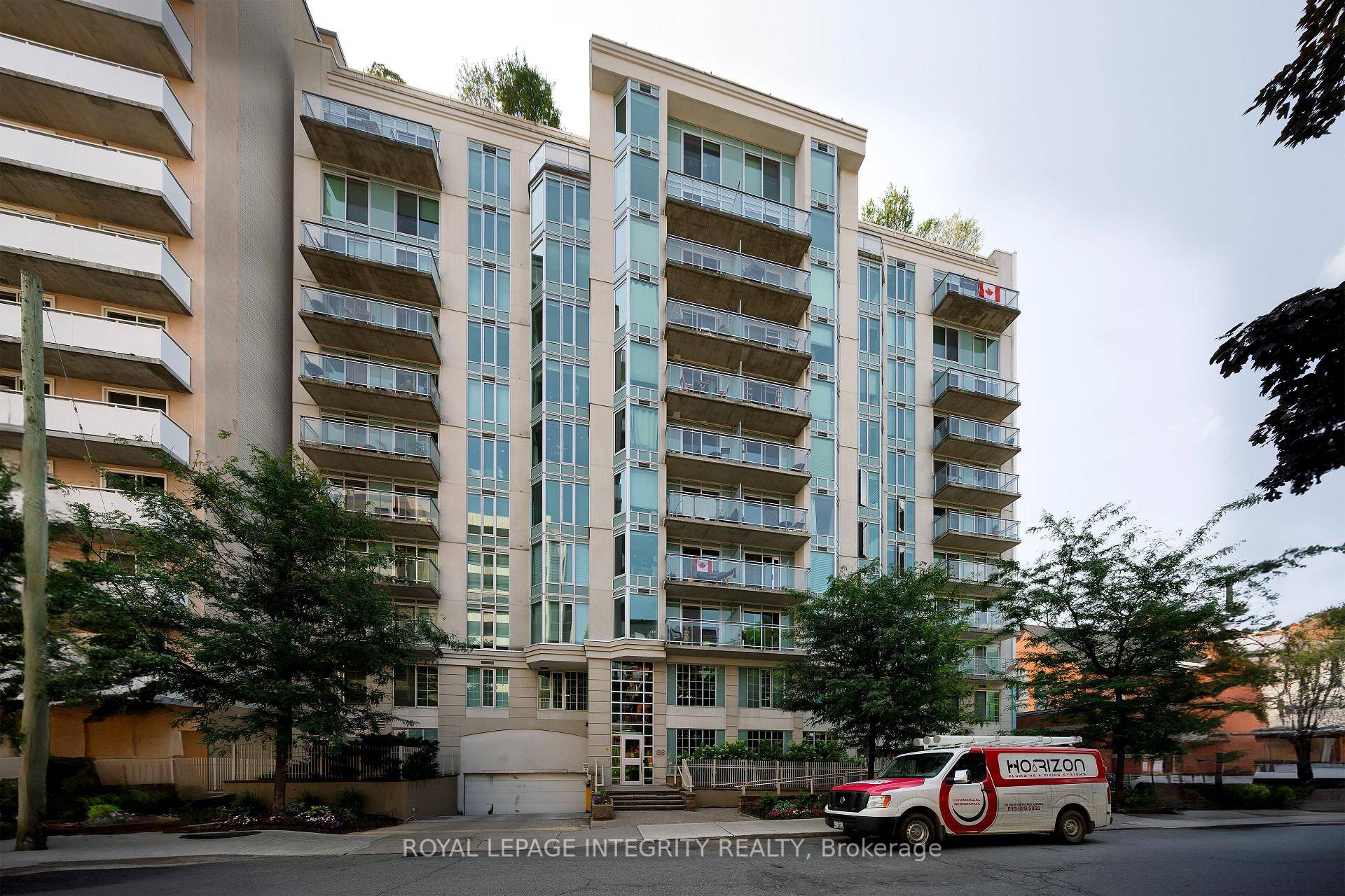 Experience urban living in this 1 bedroom and 1 bathroom condo nestled in the heart of Ottawa's prestigious Golden Triangle.
