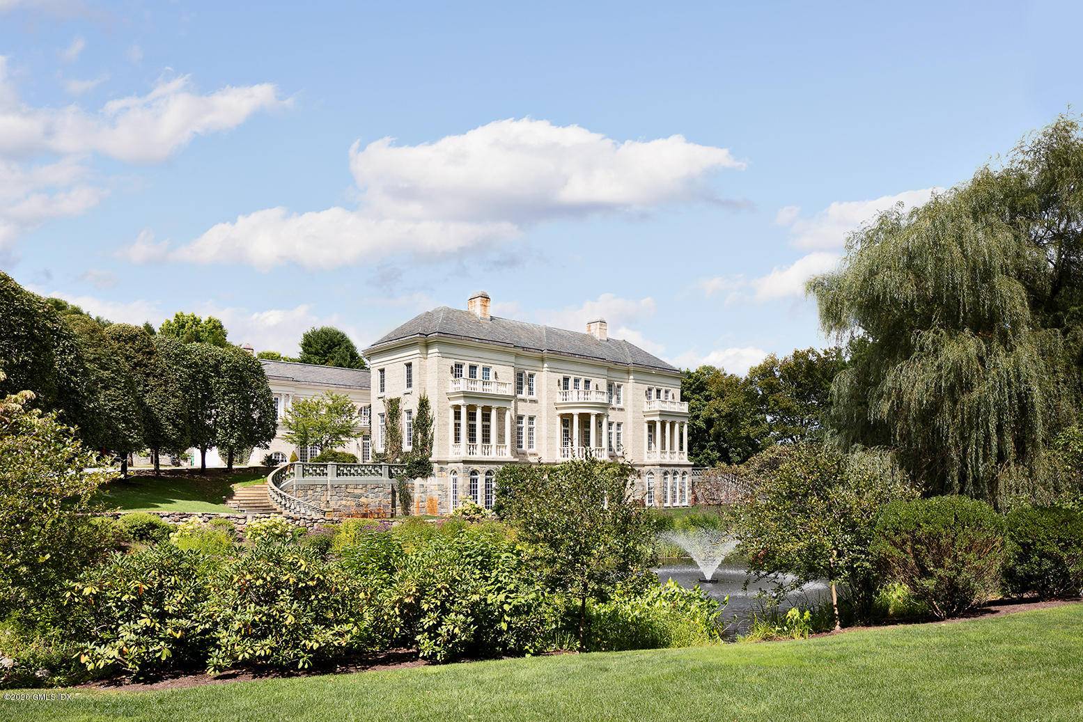 This majestic estate echoes the impressive architecture and refinement of Europe.