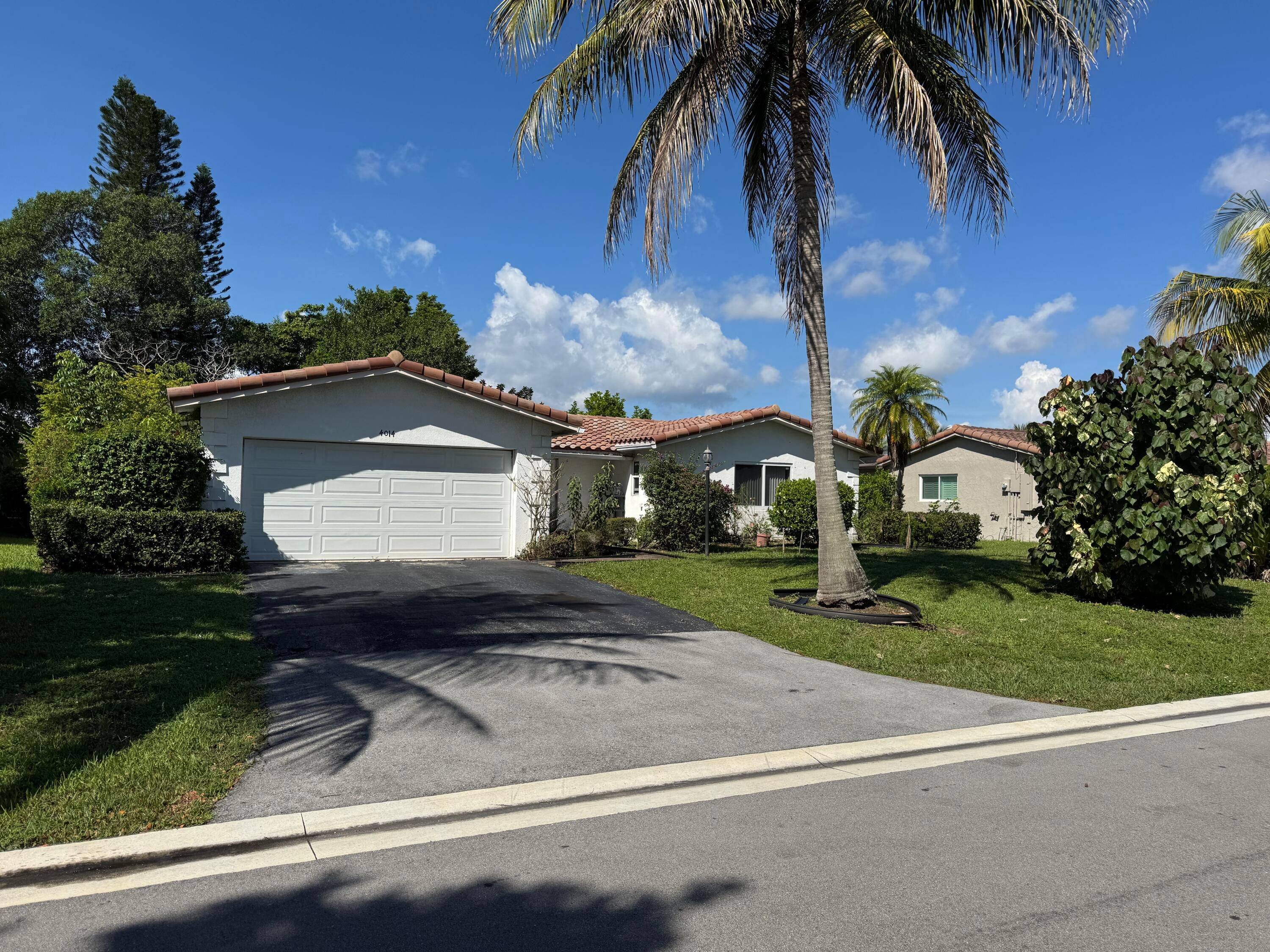 Great Home in THE DELLS OF CORAL SPRING !