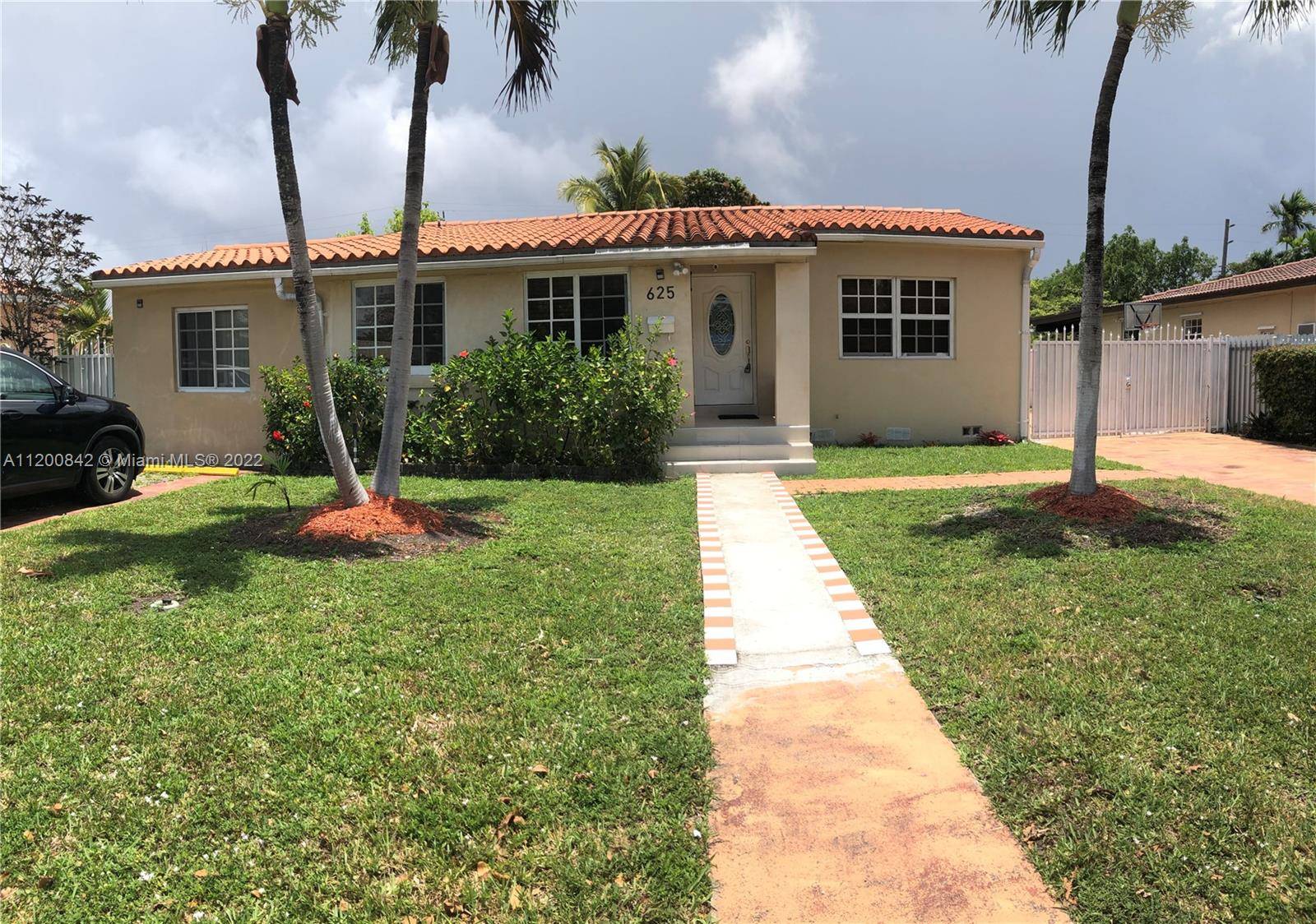 BEAUTIFUL HOUSE FOR RENT IN MIAMI SPRINGS, EXCELLENT LOCATION, FURNITURE, CAN BE RENTED MONTHLY OR PER YEAR, FULLY FURNISHED 3 BEDROOMS PLUS ONE OFFICE, 2 BATHROOMS.