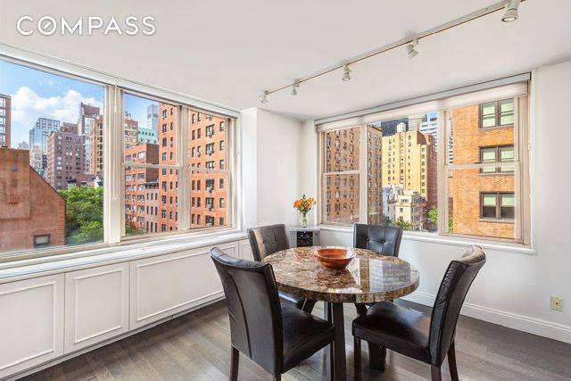 Bring your sunglasses ! The afternoon sunshine floods this elegantly renovated 1 bedroom 1.