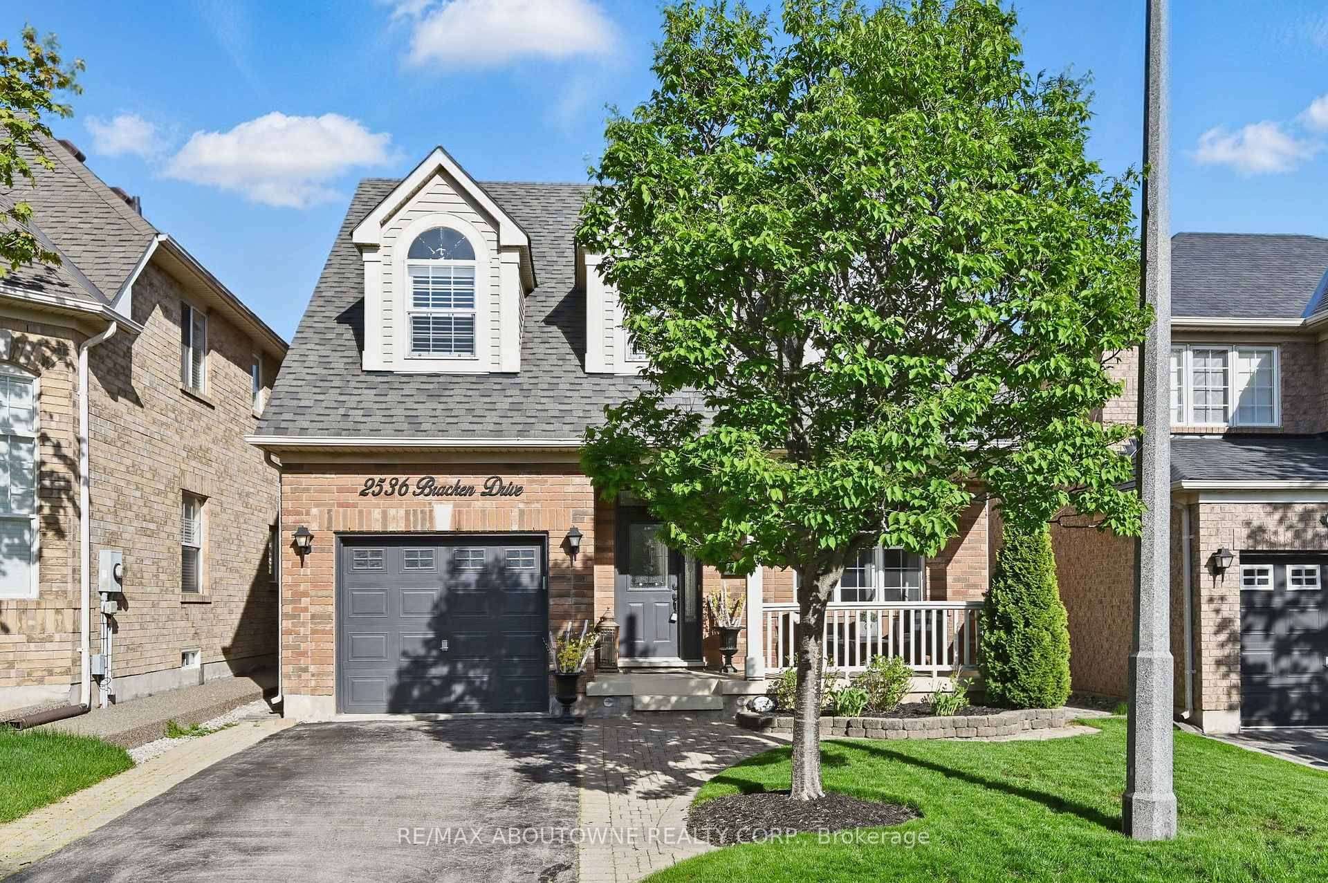 Come see this gorgeous upgraded 4 1 bedroom detached home located in the Westmount community of Oakville, with more than 2500 sf of total living space.