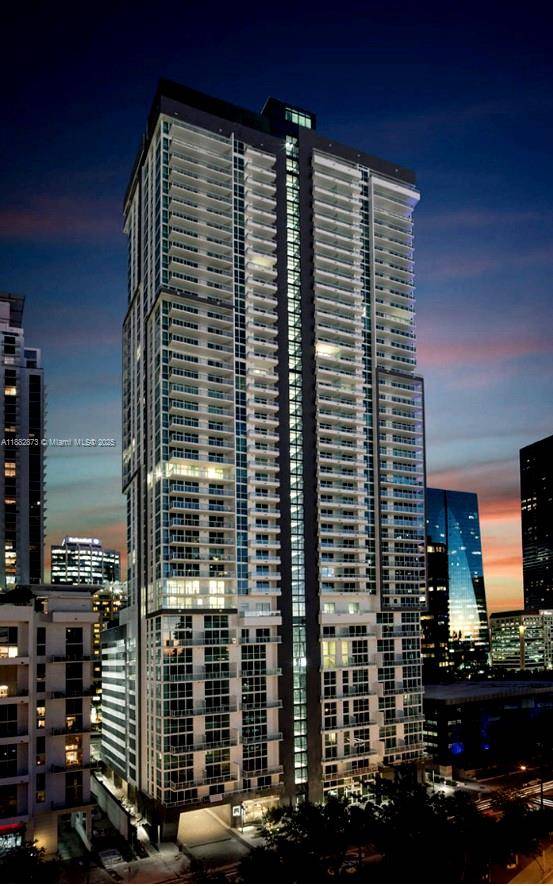 Beautiful Unit, 1 Bedroom 1 Bathroom, Den, Top of the line appliances, walk in Closets, Amazing amenities, party rooms, kids playground room, conference room, theater room, full gym with spa, ...