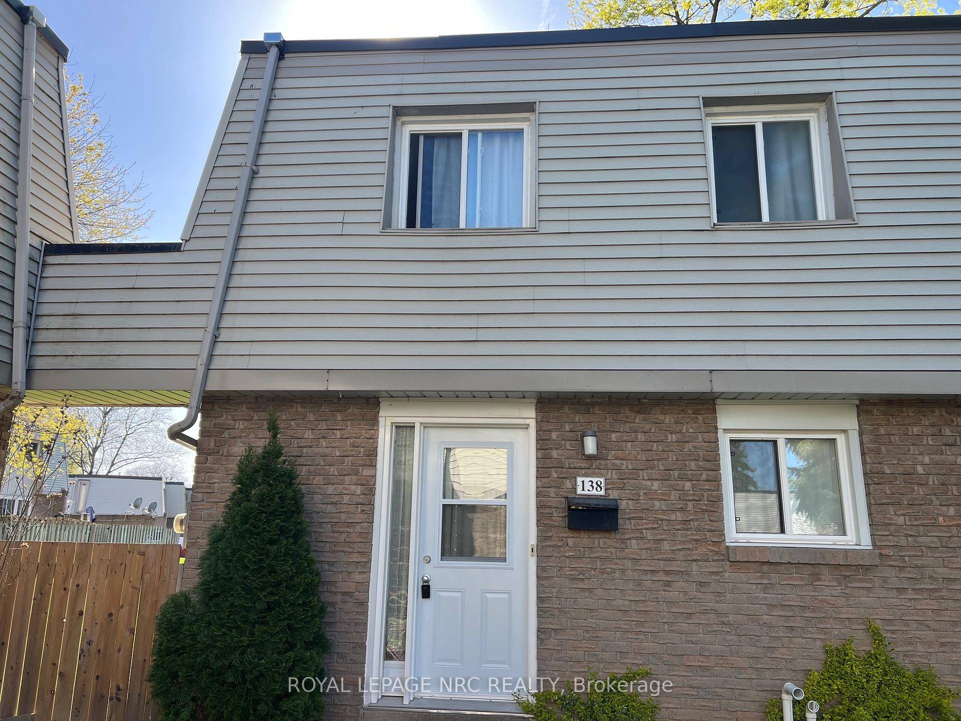Very desirable end unit in this well maintained 2 Storey Townhome conveniently located close to Schools, Shopping Plazas, Public Transport and with easy access to Major Hwys.