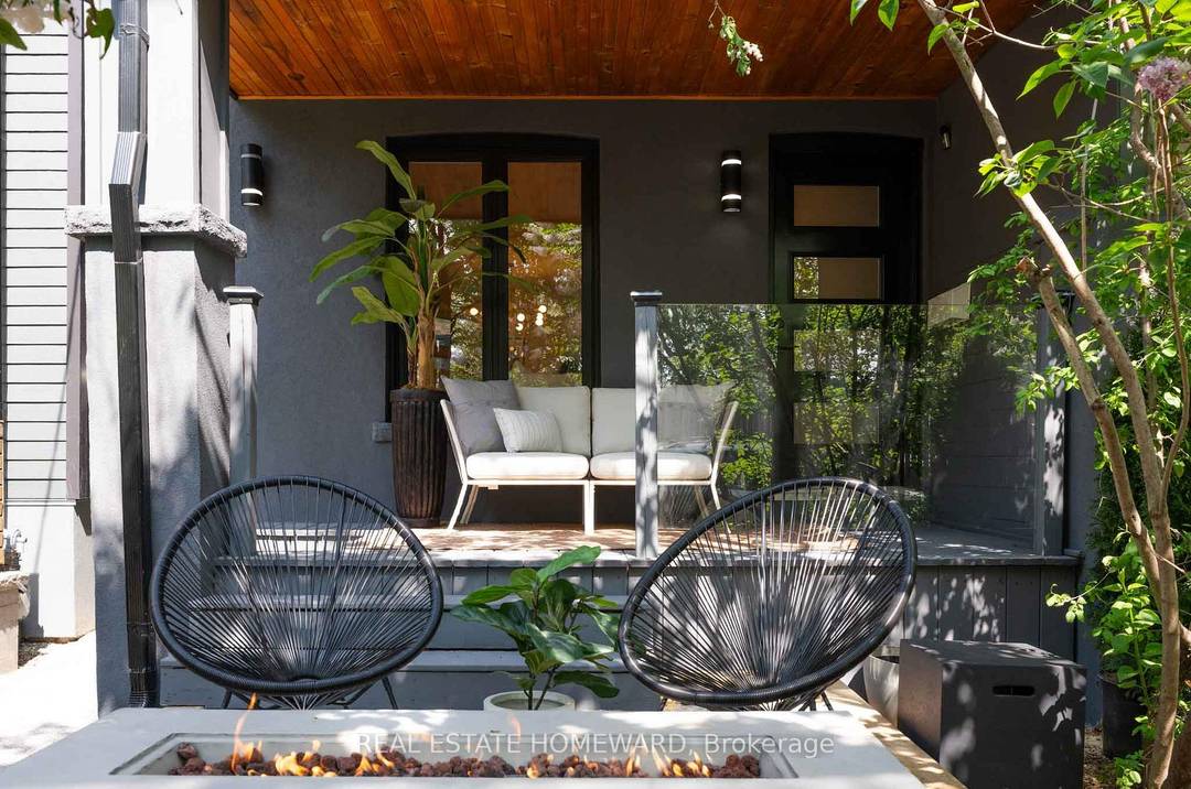 Heart of Leslieville ! Entire third floor is your Master Bedroom paradise with walk in closet and stunning master bathroom !