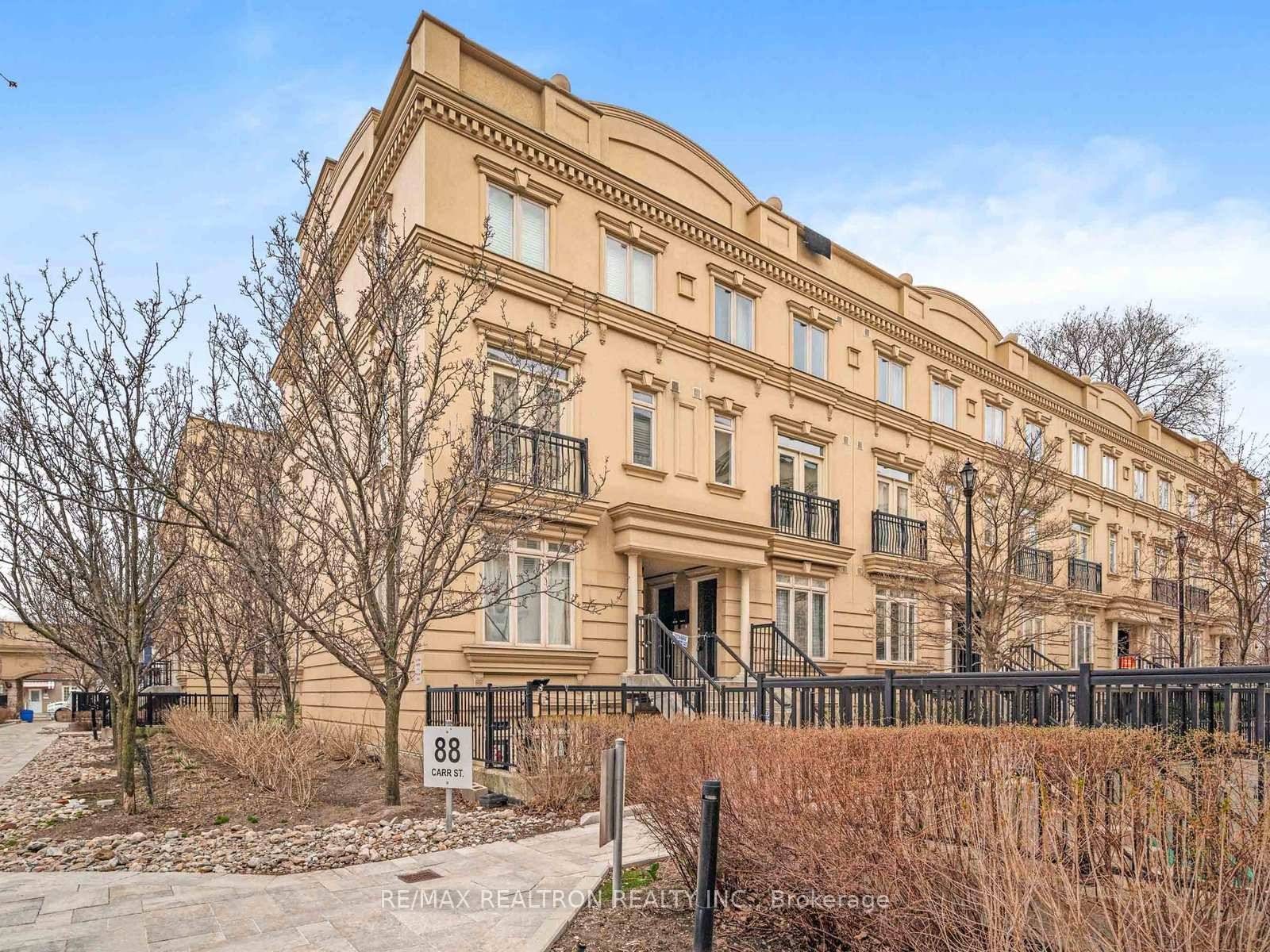 Chic Downtown Living in the Heart of Queen West !