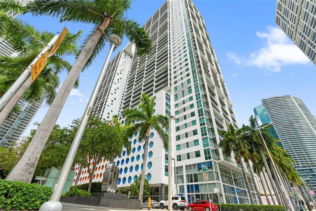 Located in 500 Brickell near Brickell City Centre, this beautiful 2 bedroom, 2 bath.