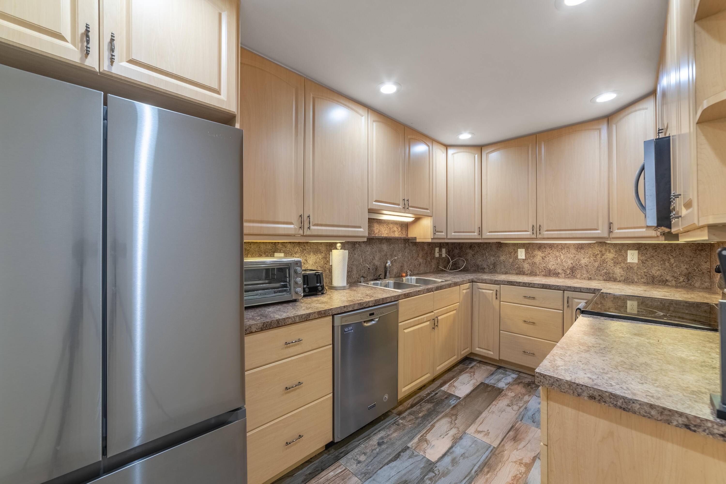 Beautiful 2 Bedroom 2 Full Bath Corner condo in the 55, Pet Friendly community of Limetree in Boynton Beach.