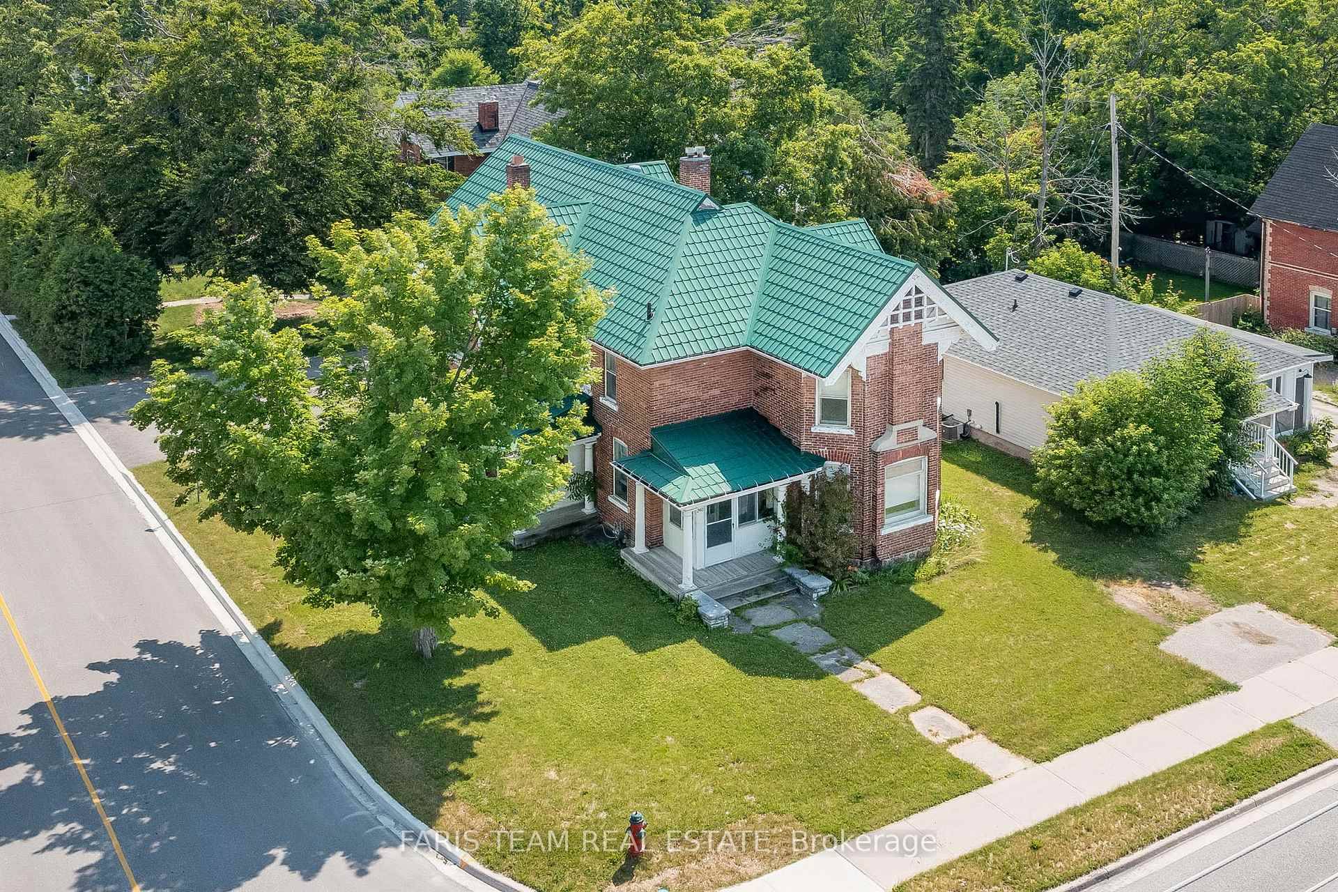 Top 5 Reasons You Will Love This Home 1 Nestled in Orillia's desirable West Ward, this prime location offers quick access to major commuter routes and everyday conveniences 2 Hosting ...