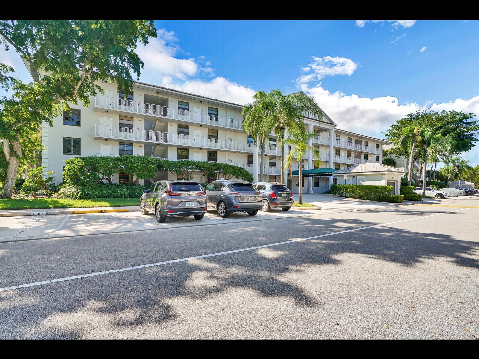 AMAZING PENTHOUSE UNIT IN GATED COMMUNITY 2BA 2BA, BONUS ROOM FOR OFFICE SPACE, IN UNIT LAUNDRY WITH STORAGE'' Apartment is located In the heart of West Palm Beach, in Land ...
