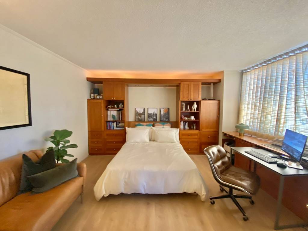 Perched high above the city, this inviting Park Avenue studio offers a perfect blend of charm and functionality.