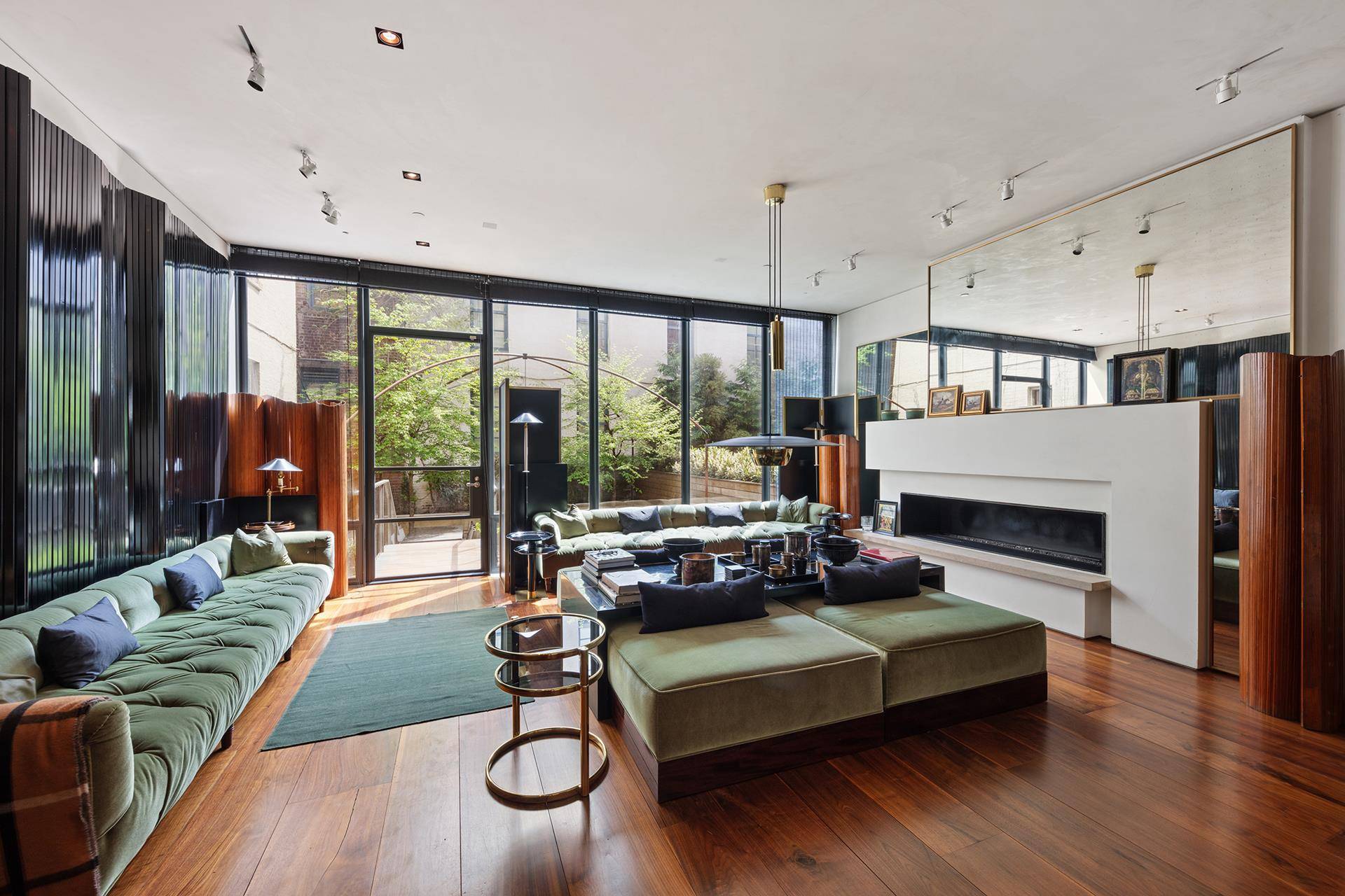 84 Jane Street is a spectacular 6000 contemporary mansion, given a transformation from top to bottom by Jonathan Schloss Architects, to convey brilliant light and luxuriant space.