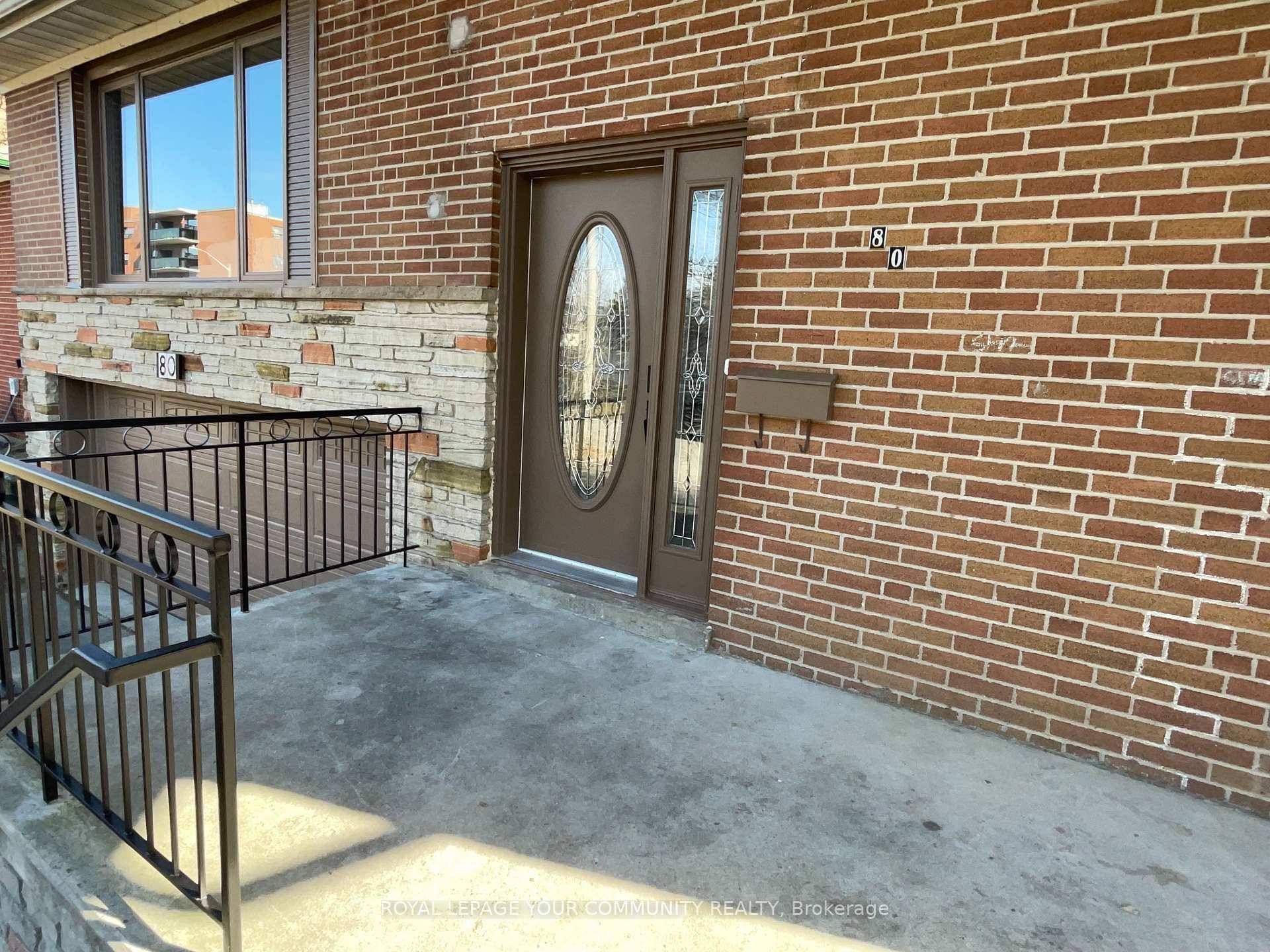 Conveniently located near Yonge Street, bus stations, and all essential amenities including banks, restaurants, and more, this residence offers easy access to public transportation right in the heart of Richmond ...
