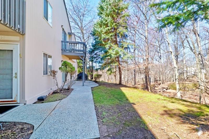 END UNIT, BEST LOCATION, PRIVATE AND QUIET, BACKS TO WOODED AREA, THIS SPACIOUS UNIT IS ONE OF A KIND, YOU ENTER THE TWO CAR GARAGES TO A HUGE LIVING ROOM ...