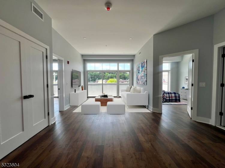 SHORT TERM RENTAL WITH A FURNISHED OPTION !