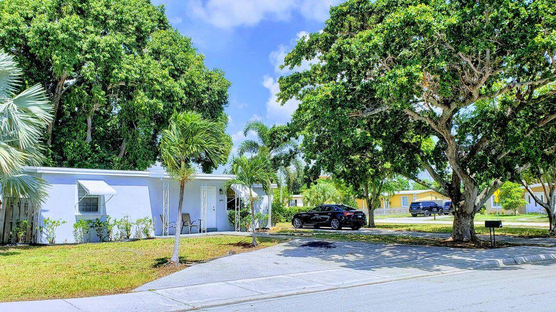 Cozy 3bd 2bth single family home with a huge backyard.